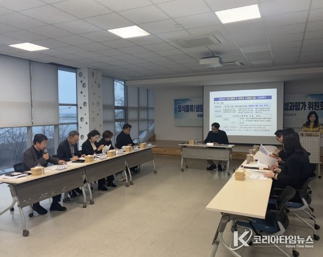 포항시는 지난 24일 형산강 수상레저타운 회의실에서 ‘2025년도 음식물류 폐기물 및 생활계 유해폐기물 발생 억제·처리계획 성과평가위원회’를 개최했다.