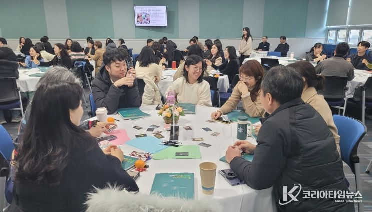 울산 초등과 특수학교 혁신자치부장들이 25일 본청 외솔회의실에서 열린 연수에 참석해 모둠 활동을 하고있다.