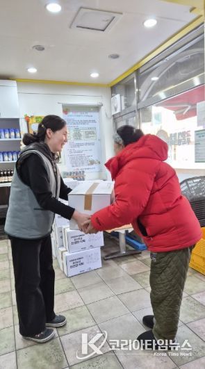 친환경 농산물 꾸러미 전달