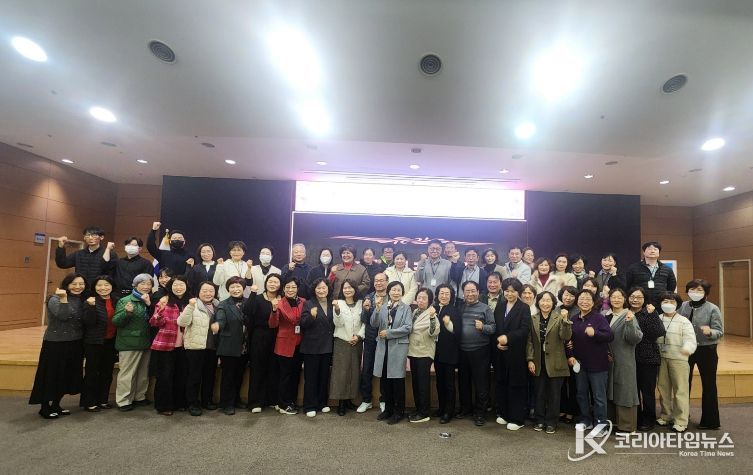 1. 천안시가 26일 노인의료복지시설 인권지킴이를 위촉하고 기념촬영을 하고 있다.