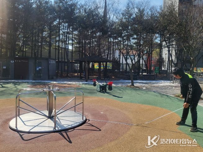 1. 지난해 어린이놀이시설 점검 모습.