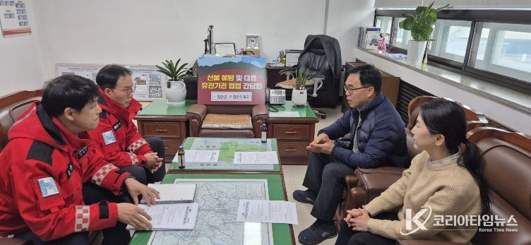 함안군, 함안우체국과 ‘산불 예방 홍보’를 위한 간담회 개최_2 함안군 복지환경국장과 함안우체국장 등이 참석해 '산불예방 홍보'를 위한 간담회를 개최했다.