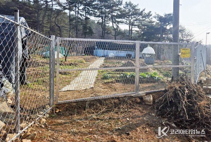 농경지에 설치된 철선 울타리