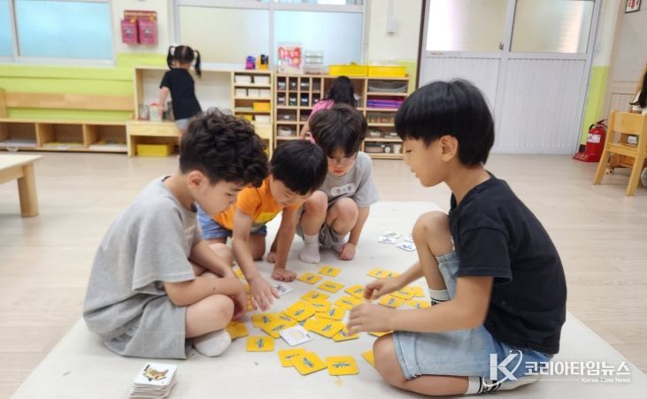 다보듬돌봄기관에서 교육활동에 참여하고 있는 원아