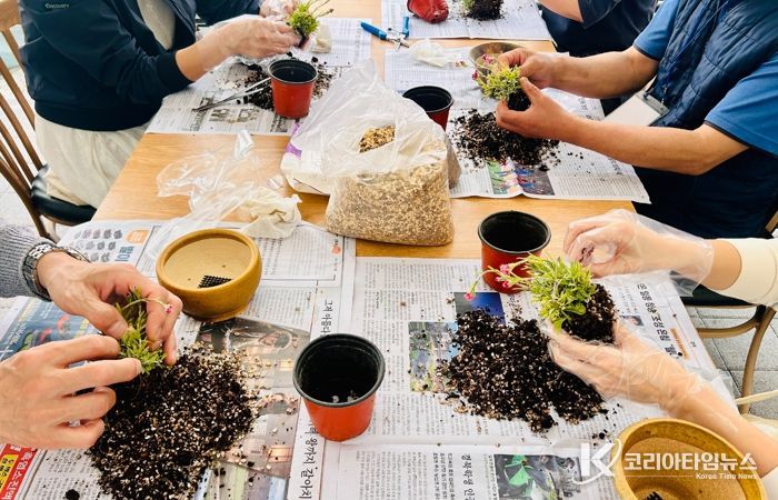 경주 동궁원 식물아카데미 수강생들이 분갈이 실습을 하며 생활원예 교육에 참여하고 있다