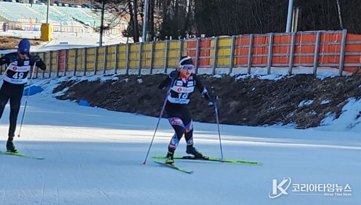 스키(크로스컨트리) 오르막을 오르며 힘겹게 질주하는 대회 장면