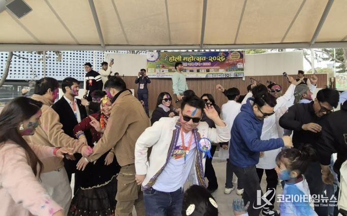 1일 외국인주민지원본부 야외무대에서 네팔 전통 명절 '홀리(Holi) 축제'가 진행중이다