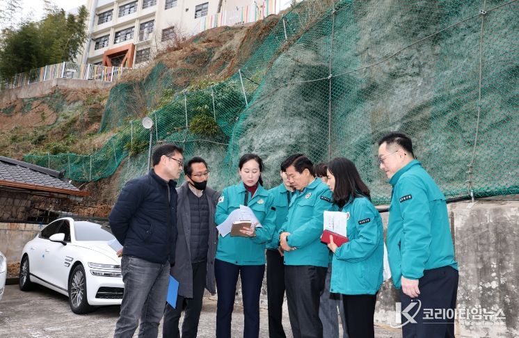 대구 중구, 해빙기 맞아 취약시설 집중 안전점검 실시(지난 2월 26일 현장 점검중인 류규하 중구청장과 관계자)