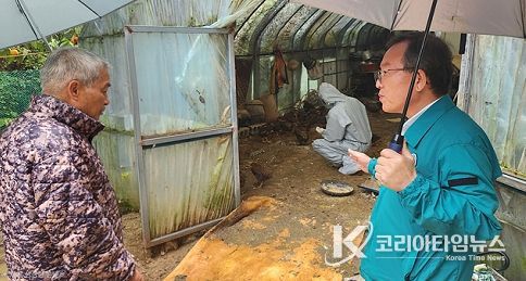 울산보건환경연구원 심민령 원장이 조류인플루엔자 발생 예방을 위해 토종닭 농가를 직접 방문해 방역 실태를 점검하고 있다