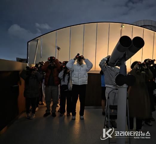 울산과학관에서 3일 열린 '개기월식 이야기' 참가자들이 개기월식을 관찰하고 있다.