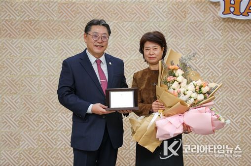 왼쪽부터 홍태용 김해시장, 경원특장㈜ 임영경 대표