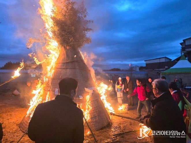 보성군 푸르미예술단, 제15회 정월대보름 다향 달집태우기 성료_달집을 태우고 있다