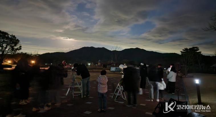 순천만천문대에서 참가자들이 천체망원경 관측 준비 과정을 살펴보며 별 관측 체험을 하고 있다