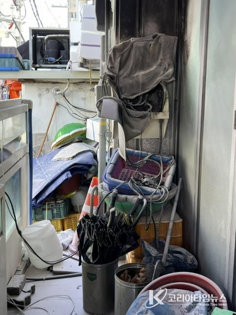 3월 7일 토요일 강진읍 상가 화재에서 관계자가 소화기를 이용해 초기진화를 한 현장사진