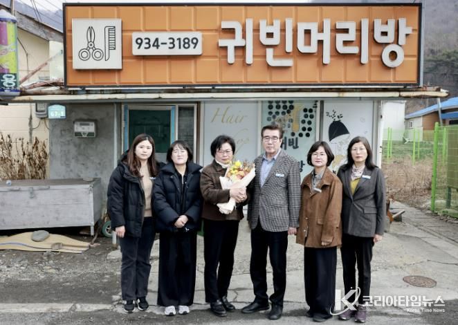 훈장 전달 사진