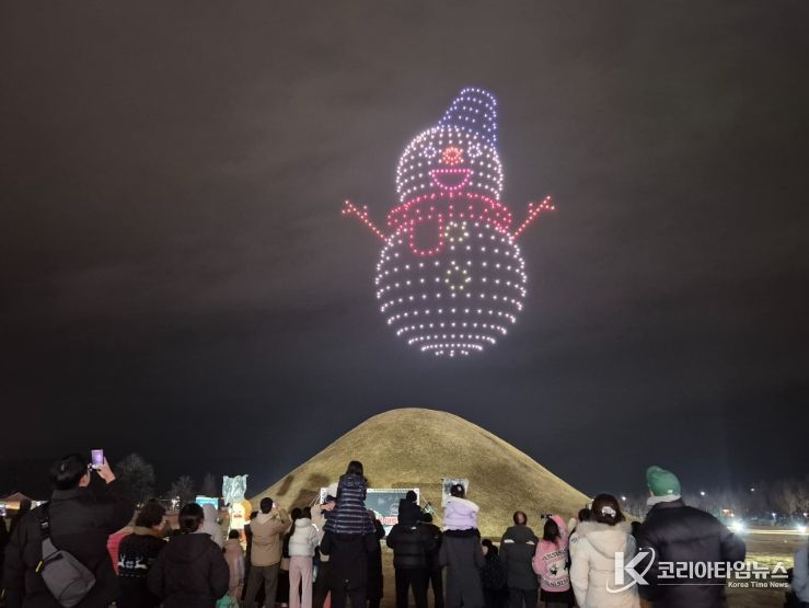 경주시 대릉원 일원에서 열린 드론 라이트쇼에서 경주 드론기업 (주)리하이가 선보인 드론 퍼포먼스가 밤하늘을 수놓으며 시민과 관광객들의 눈길을 끌고 있다