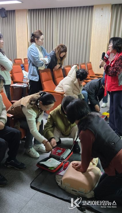 금산군 체험농장주·늘봄학교 강사 대상 대한적십자사 응급처치 실습 교육 모습
