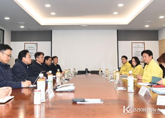 부천시와 GS파워 관계자가 지역 난방비 인하에 대해 논의하고 있다.