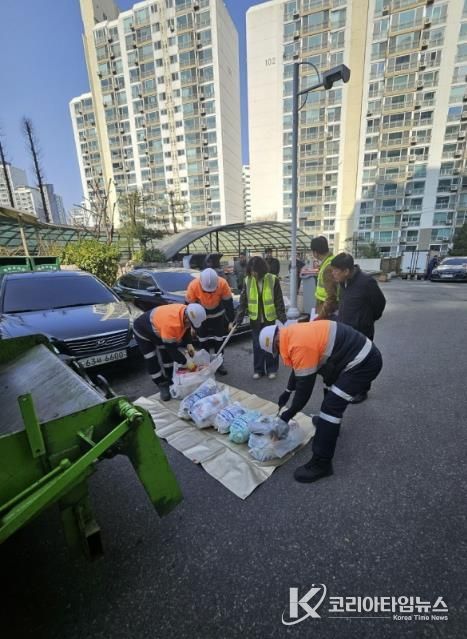 의왕시 종량제봉투 샘플링 검사_공동주택 현장에서 종량제봉투 파봉 후 샘플링 검사를 진행하고있다