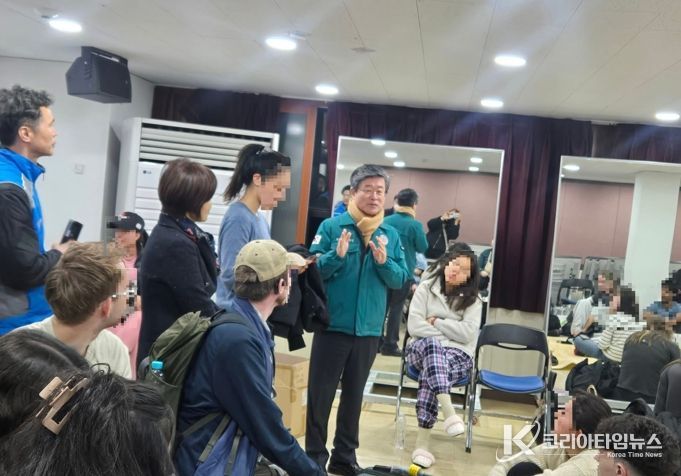 임시대피소에서 이재민에게 설명하고 있는 김길성 중구청장
