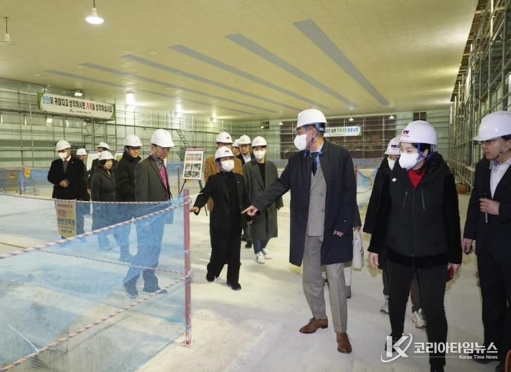 올림픽기념국민생활관 내 공사현장과 스크린파크골프장을 방문한 정문헌 구청장의 모습