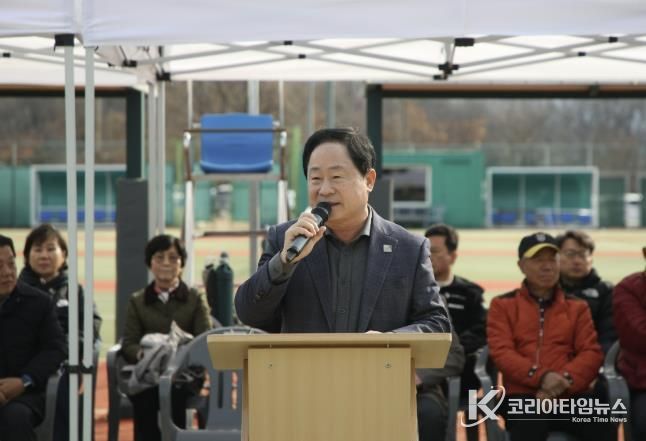 남양주시협회장기 테니스대회에서 선수들을 격려하고 있는 주광덕 시장