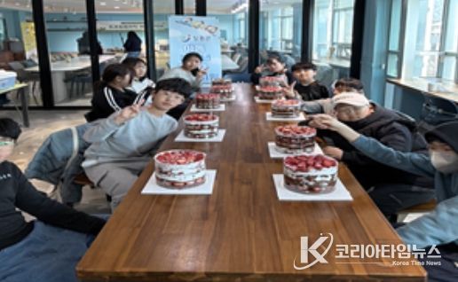 장흥군청소년수련관에서 열린 ‘딸기 케이크 만들기’ 체험에 참여한 청소년들이 각자의 개성을 담아 완성한 케이크를 들고 밝게 웃고 있다