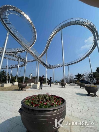 지난 주 포항시가 스페이스워크 일원에 봄맞이 다양한 봄꽃을 식재하고 있다.