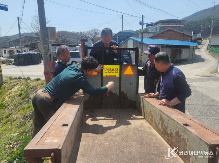 농업기술센터에서 농기계 임대 시 안전 수칙 리플렛을 배부하며 안전교육을 실시하고 있다.