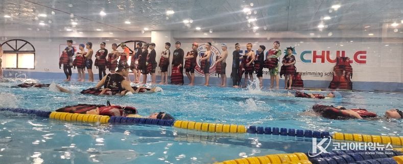 세종시 초등학생들의 생존수영 실기교육에 참여하는 모습