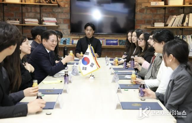 안양시가 16일 오후 2시 시청 3층 접견실에서 가든그로브시 청소년 민박연수단 간담회를 열고 있다