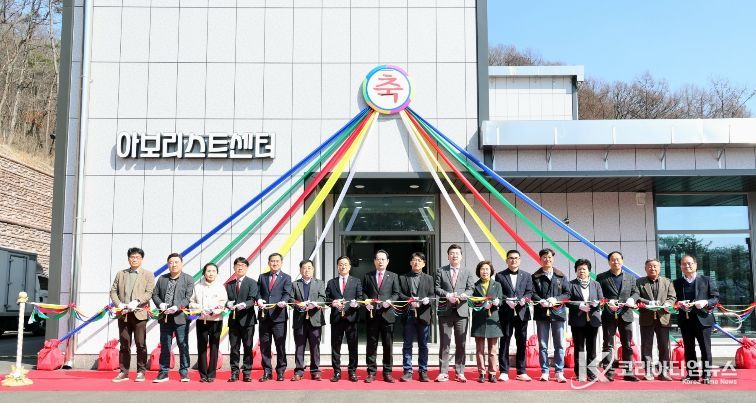 송인헌 괴산군수가 17일 아보리스트 실내훈련센터 준공식에 참석해 테이프 커팅을 하고 있다.