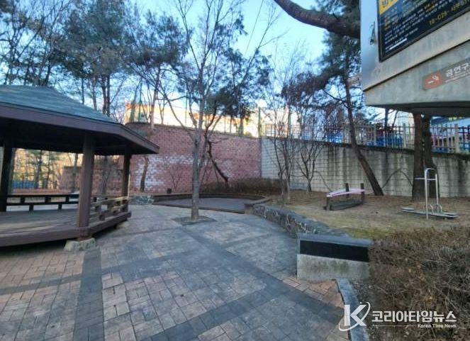 기흥구는 마북초 후문 앞 쉼터를 정비해 정원형 휴게공간으로 조성한다. 사진은 마북초 후문 앞 쉼터