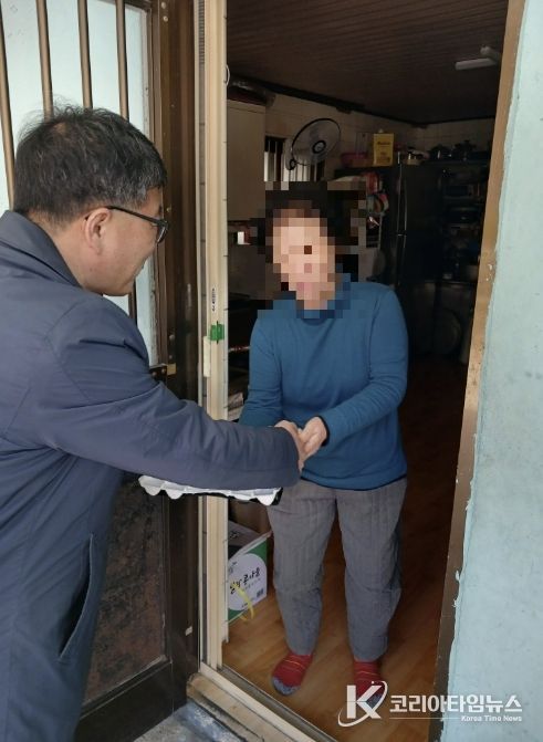 이정진 선장면장이 지역 내 취약계층 가구를 방문해 계란을 전달하며 안부를 확인하고 있다.
