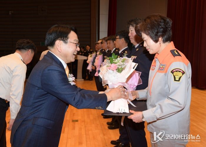 강기정 광주광역시장이 20일 시청 대회의실에서 열린 '제5주년 의용소방대의 날' 기념식에 참석해 지역사회 안전과 봉사활동에 기여한 의용소방대원들에게 표창을 수여하고 있다. /광주광역시 제공