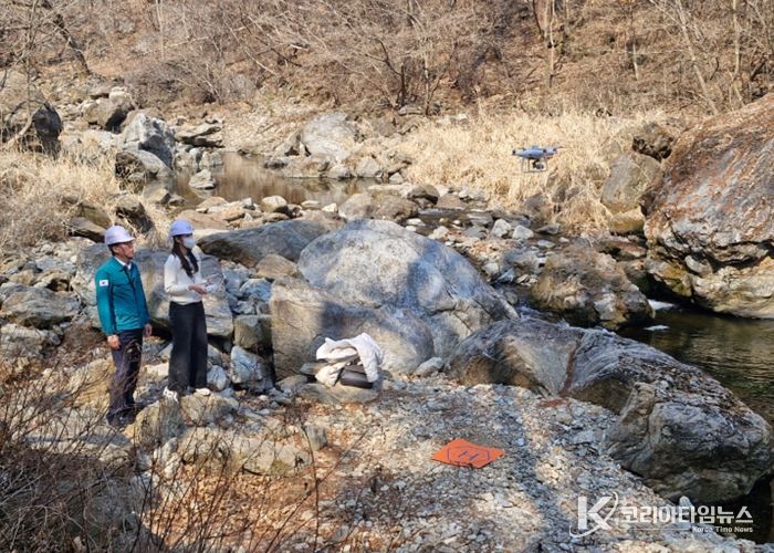 수동계곡 일대에서 드론 촬영을 진행 중인 김상수 부시장