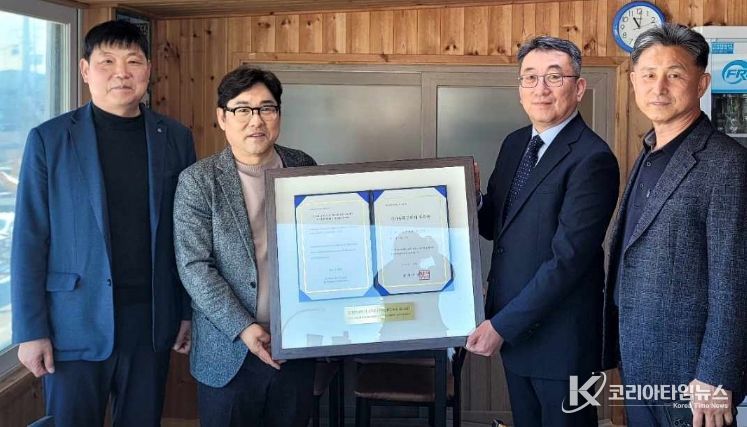 강원특별자치도 손형욱 토지과장이 전철수 고성군부군수에게 국가등록문화유산 등록증을 전달하는 모습