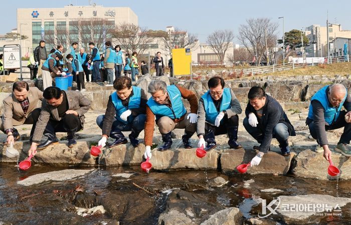 21일 유성구청 앞 유성천변에서 진행된 ‘2026년 세계 물의 날 기념 하천 정화 및 탄소중립 캠페인’