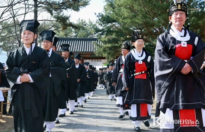 20일 경주 숭덕전을 비롯한 3전에서 춘향대제가 봉행된 가운데 제관들이 제례 행렬을 하고 있다