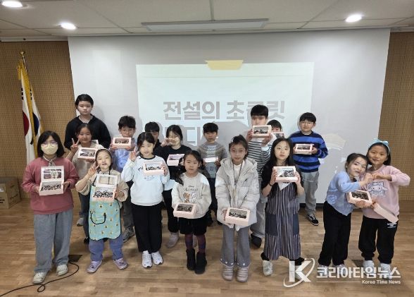 울산지역 초등학생들이 14일 동부도서관에서 각자의 개성을 담은 초콜릿을 만들고 기념사진을 찍고있다