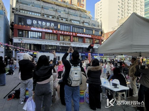 시민들이 인플루언서 크림서현과 랜덤댄스 챌린지 참여자들의 공연을 관람하고 있다.