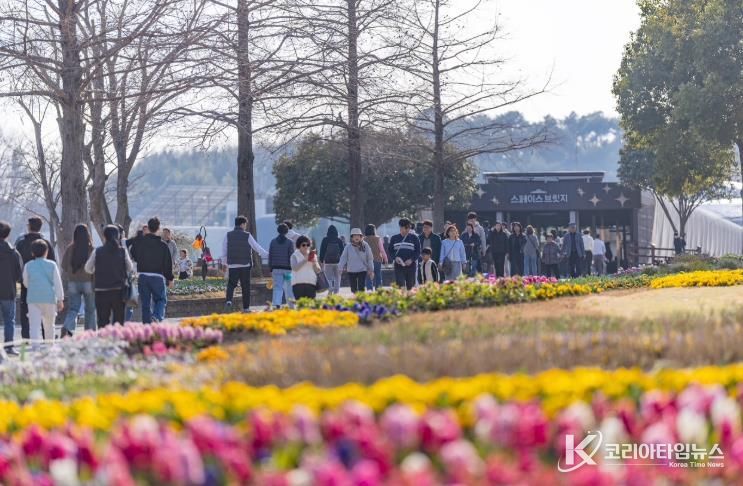 봄을 맞아 순천만국가정원을 찾은 사람들(2026년)