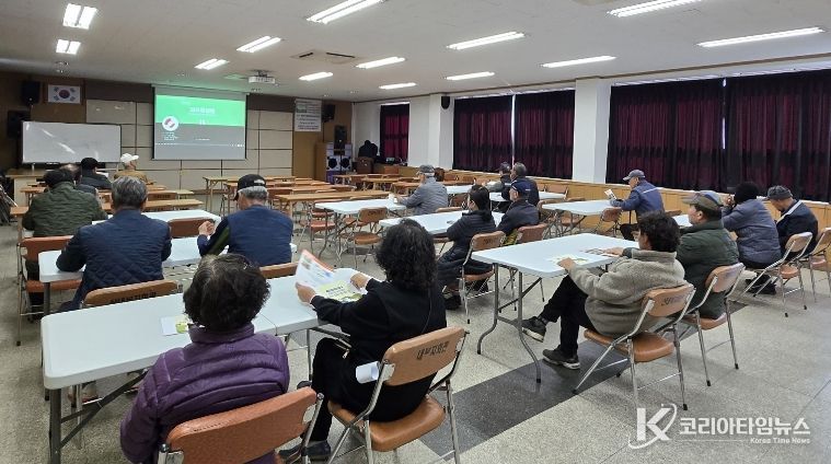 사과 재배 농업인들이 과수화상병 예방 교육을 듣고 있다.