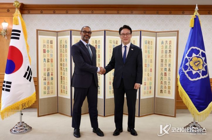 김민석 국무총리가 23일 세종대로 정부서울청사에서 마이클 해리스 뉴욕증권거래소 부회장을 접견, 인사 및 환담을 나누고 있다.