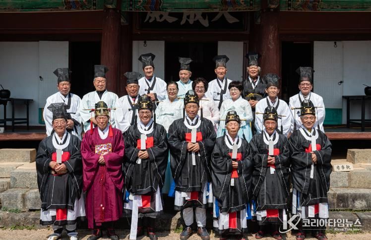 지난 24일, 정산향교 춘기 석전대제 참석자들이 단체 기념촬영을 하고 있다.