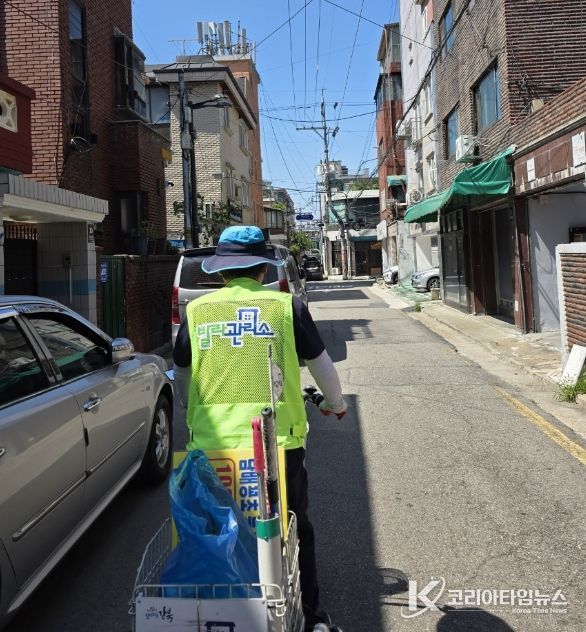 빌라관리매니저가 사업 구역 내 골목길을 순찰하며 주민의 생활 안전 위험 요소를 점검하고 있다.