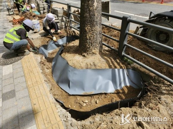 방근시트를 설치해 정비하는 모습