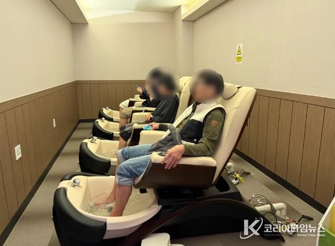 천안시가 2026년 시티투어 신규 테마코스로 도입한 ‘웰빵투어’ 참가자들이 힐링 스파 센터에서 체험을 즐긴 후 빵돌가마 마을을 방문해 천안의 대표 빵을 시식하며 즐거운 시간을 보내고 있다.