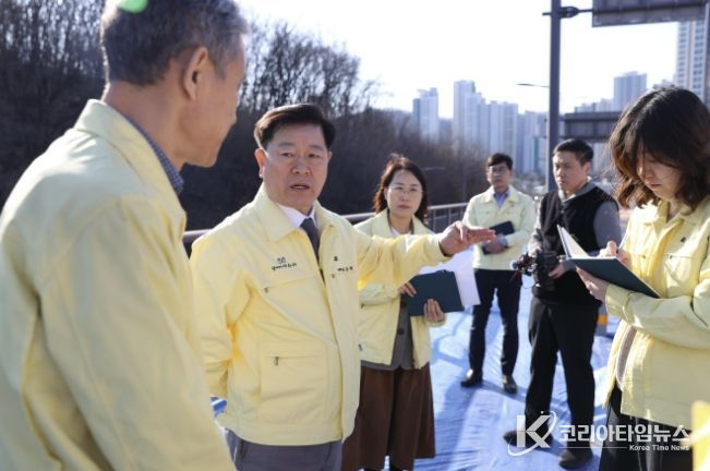 박승원 광명시장이 지난 13일 충훈대교를 방문해 안전 관리에 만전을 가해줄 것을 당부하고 있다.