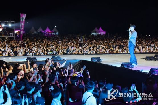 지난해 9월 광산구는 황룡친수공원 일원에서 제3회 광산뮤직ON페스티벌을 개최했다. 시민들이 무대에 오른 10CM의 공연을 즐기고 있다.